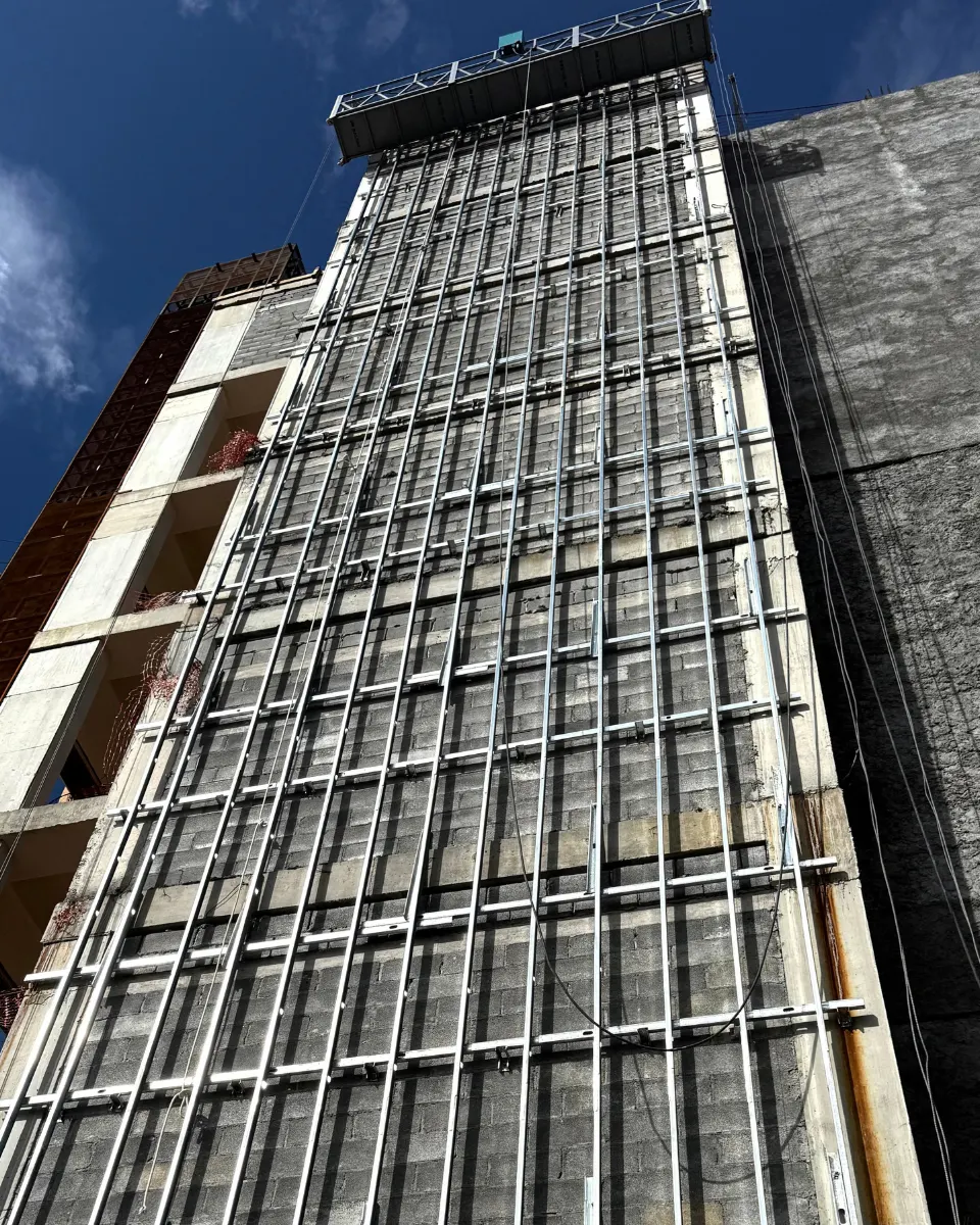 Estructura de fachada en edificio de varios niveles