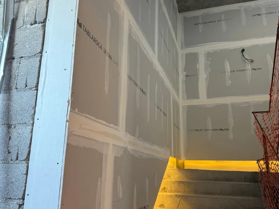 Muros de panel de yeso en cubo de escalera